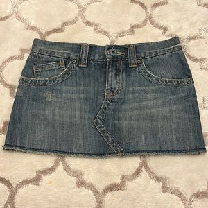Mini blue denim skirt, no blemishes or damage super good condition, good fit :DD